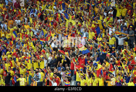 St Denis, France. 10 Juin, 2016. Les partisans de la Roumanie au cours de l'acclamer Group un match de foot de l'UEFA EURO 2016 entre la France et la Roumanie au Stade de France à Saint-Denis, France, 10 juin 2016. Photo : Marius Becker/dpa/Alamy Live News Banque D'Images