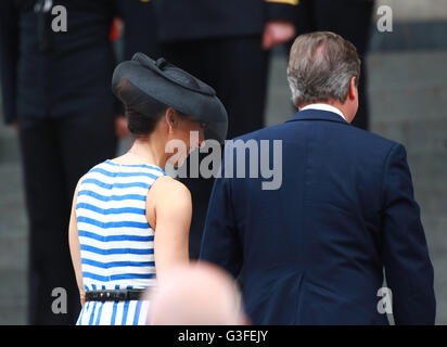 Londres, Royaume-Uni. 10 Juin, 2016. Samantha Cameron, épouse du Premier Ministre David Cameron, sourire alors qu'elle porte une robe sans manches tout en assistant à un service national d'action de grâce à la Cathédrale St Paul à l'occasion de Sa Majesté la Reine Elizabeth II 90e anniversaire. Crédit : Paul Marriott/Alamy Live News Banque D'Images