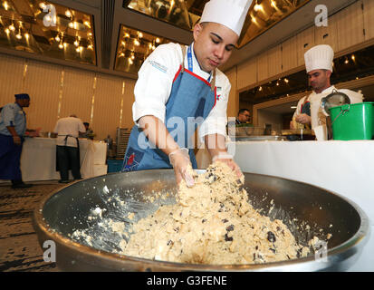 Miami, Floride, USA. 9 juin, 2016. Chef de pâtisserie Ronny Diaz avec l'équipe de Porto Rico prépare Budin de pan Viejo con chocolat, fromage à la crème pasas y caramelo de goyave au Festival des Caraïbes durant les 5 jours avant-goût de la Caraïbes Vitrine culinaire présenté par les Caraïbes Hotel & Tourism Association au Hyatt Regency Miami, le 9 juin 2016 à Miami, États-Unis. Credit : SEAN DRAKES/Alamy Live News Banque D'Images