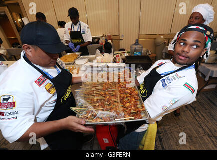 Miami, Floride, USA. 9 juin, 2016. L'équipe de chefs avec Pitjel Pijel Suriname préparer au Festival des Caraïbes durant les 5 jours avant-goût de la Caraïbes Vitrine culinaire présenté par l'Association hôtelière et touristique des Caraïbes au Hyatt Regency Miami, le 9 juin 2016 à Miami, États-Unis. Credit : SEAN DRAKES/Alamy Live News Banque D'Images