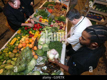 Miami, Floride, USA. 9 juin, 2016. Sélectionnez Chefs ingrédients pour plats au Festival des Caraïbes au cours des 5 jours avant-goût de la Caraïbes Vitrine culinaire présenté par l'Association hôtelière et touristique des Caraïbes au Hyatt Regency Miami, le 9 juin 2016 à Miami, États-Unis. Credit : SEAN DRAKES/Alamy Live News Banque D'Images