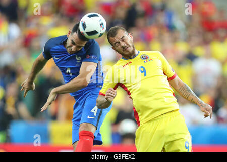 Paris, France. 10 Juin, 2016. Adil RAMI, FRA 4 lutte contre Denis ALIBEC, RO 9 FRANCE - ROUMANIE 2-1 championnats européens de football à 6 juin 2016 à Paris, Stade de France. Crédit : Peter Schatz / Alamy Live News Banque D'Images