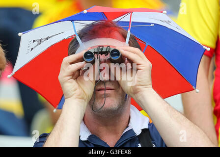 Paris, France. 10 Juin, 2016. Fans avec des dessins colorés célébrer FRANCE - ROUMANIE 2-1 championnats européens de football à 6 juin 2016 à Paris, Stade de France. Crédit : Peter Schatz / Alamy Live News Banque D'Images