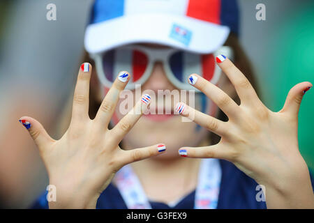 Paris, France. 10 Juin, 2016. Fans avec des dessins colorés célébrer FRANCE - ROUMANIE 2-1 championnats européens de football à 6 juin 2016 à Paris, Stade de France. Crédit : Peter Schatz / Alamy Live News Banque D'Images