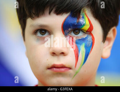 Paris, France. 10 Juin, 2016. Fans avec des dessins colorés célébrer FRANCE - ROUMANIE 2-1 championnats européens de football à 6 juin 2016 à Paris, Stade de France. Crédit : Peter Schatz / Alamy Live News Banque D'Images