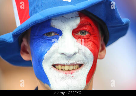 Paris, France. 10 Juin, 2016. Fans avec des dessins colorés célébrer FRANCE - ROUMANIE 2-1 championnats européens de football à 6 juin 2016 à Paris, Stade de France. Crédit : Peter Schatz / Alamy Live News Banque D'Images