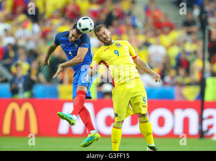 Paris, France. 10 Juin, 2016. Adil RAMI, FRA 4 lutte contre Denis ALIBEC, RO 9 FRANCE - ROUMANIE 2-1 championnats européens de football à 6 juin 2016 à Paris, Stade de France. Crédit : Peter Schatz / Alamy Live News Banque D'Images