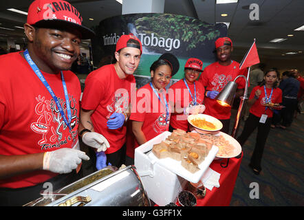 Miami, Floride, USA. 9 juin, 2016. Membres de l'équipe de Trinité-et-Tobago posent au Festival des Caraïbes durant les 5 jours avant-goût de la Caraïbes Vitrine culinaire présenté par les Caraïbes Hotel & Tourism Association au Hyatt Regency Miami, le 9 juin 2016 à Miami, États-Unis. Credit : SEAN DRAKES/Alamy Live News Banque D'Images