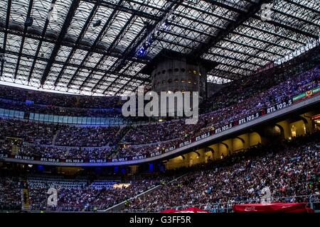 Mlano, Italie. 10 juin, 2016. ourson effectue live au stade San Siro à Milan, Italie, le 10 juin 2016, pour la nouvelle tournée de réunion ultima notte insieme : crédit mairo cinquetti/Alamy live news Banque D'Images