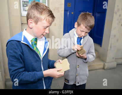 Hawick, Ecosse, Royaume-Uni. 10 juin 2016. Équitation 2016 commun à Hawick. Snuffin par le site d'Auld Brig. Les jeunes garçons avec les paquets de tabac à priser jetée de l'hôtel de ville. Commune Hawick circonscription est le premier des événements à la frontière chaque année, elle célèbre la capture d'un drapeau anglais à partir d'un groupe d'attaque en 1514 par la jeunesse de Wasilla à Hornshole et l'ancienne tradition de l'équitation les marches ou frontières de la terre commune. Troy : crédit GO Images/Alamy Live News Banque D'Images