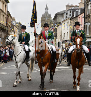 Hawick, Ecosse, Royaume-Uni. 10 juin 2016. Circonscription commune Hawick '2016' Cornet Euan Reilly et son droit et gauche des hommes, Gregor Hepburn et Ross Gibson, Hawick circonscription commune est la première de la "frontière" Rideouts annuel, elle célèbre la capture d'un drapeau anglais à partir d'un groupe d'attaque en 1514 par la jeunesse de Wasilla à Hornshole et l'ancienne tradition de l'équitation les marches ou frontières de la terre commune. Troy : crédit GO Images/Alamy Live News Banque D'Images