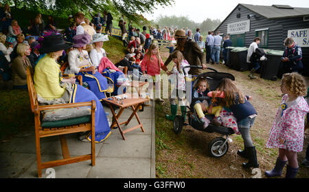 Hawick, Ecosse, Royaume-Uni. 10 juin 2016. Équitation 2016 commun à Hawick. En dehors de 'la cabane' alors que leurs hommes sont à l'intérieur de l'Mesdames profiter de leurs propres boissons. Commune Hawick circonscription est le premier des événements à la frontière chaque année, elle célèbre la capture d'un drapeau anglais à partir d'un groupe d'attaque en 1514 par la jeunesse de Wasilla à Hornshole et l'ancienne tradition de l'équitation les marches ou frontières de la terre commune. Troy : crédit GO Images/Alamy Live News Banque D'Images