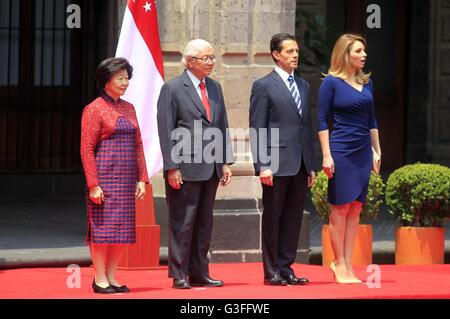 La ville de Mexico, Mexique. 10 Juin, 2016. Le Président du Mexique Enrique Pena Nieto (2nd-R), rejoint par son épouse Angelica Rivera (1nd-R), tenir la cérémonie d'accueil pour Singapour Le président Tony Tan Keng Yam (2e-L) et son épouse Mary Tan (1nd-L), au Palais National, dans la ville de Mexico, capitale du Mexique, le 10 juin 2016. © Str/Xinhua/Alamy Live News Banque D'Images