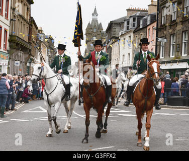 Hawick, Ecosse, Royaume-Uni. 10 juin 2016. Circonscription commune Hawick '2016' Cornet Euan Reilly et son droit et gauche des hommes, Gregor Hepburn et Ross Gibson, Hawick circonscription commune est la première de la "frontière" Rideouts annuel, elle célèbre la capture d'un drapeau anglais à partir d'un groupe d'attaque en 1514 par la jeunesse de Wasilla à Hornshole et l'ancienne tradition de l'équitation les marches ou frontières de la terre commune. Troy : crédit GO Images/Alamy Live News Banque D'Images