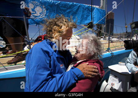 New York, USA. 10 Juin, 2016. Tour du monde de l'UNICEF, membre de l'équipe Kate Whyatt, âgé de 60 ans un conseiller et thérapeute par le jeu de l'UK reçoit une accolade de sa mère, Anne Smart après l'équipe de l'UNICEF est arrivé à Liberty Landing Marina dans le New Jersey à la fin de la course des Amériques dans le cadre de la Clipper Round the World Yacht Race. Ils n'avaient pas vus depuis la course a quitté Londres le 30 août de l'année dernière. Mme Smart a une soeur qui vit à New York et elle a décidé de faire une surprise à Kate et visiter sa sœur dans le même voyage. Crédit : Adam Stoltman/Alamy Live News Banque D'Images