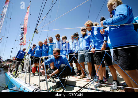 New York, USA. 10 Juin, 2016. L'équipe de l'UNICEF arrive à Liberty Landing Marina dans le New Jersey à la fin de la course des Amériques, une partie de l'≈ Crédit : Adam Stoltman/Alamy Live News Banque D'Images