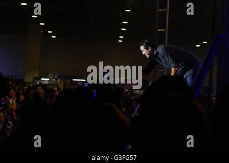 Manila, Philippines. 10 Juin, 2016. Dean Cain, secoue volontiers une part des fans et a pris un. selfies Crédit : George Buid/Pacific Press/Alamy Live News Banque D'Images