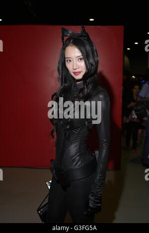 Manila, Philippines. 10 Juin, 2016. Catwoman se déplace autour de la Toycon. Crédit : George Buid/Pacific Press/Alamy Live News Banque D'Images