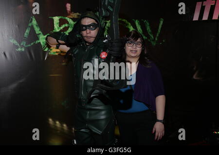 Manila, Philippines. 10 Juin, 2016. Une flèche fan prend une photo avec cette Cosplayeuse. Crédit : George Buid/Pacific Press/Alamy Live News Banque D'Images