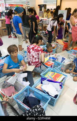 Centre Ayala, à Cebu, aux Philippines. 10 Juin 2016.On estime que 25 millions d'élèves dans les Philippines vont retourner à l'école le lundi 13 juin après leur pause de l'été.Le week-end avant le lundi a vu les parents et les enfants ensemble d'achats de dernière minute, l'achat effréné,en profitant des nombreuses ventes en magasins. Credit : gallerie2/Alamy Live News Banque D'Images