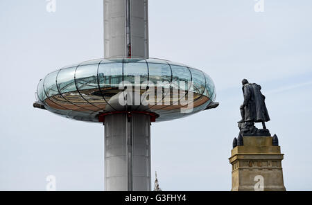 Brighton, UK. 11 Juin, 2016. Les résidents de Brighton a obtenu un premier aperçu de la British Airways j360 tour d'observation de la plate-forme de visualisation sur une courte distance jusqu'à la hausse sa colonne centrale tôt ce matin . Je l360 est la première voiture de câble vertical et passera à 450 pieds offrant une vue le long de la côte du Sussex et sur la ville de Brighton et son ouverture est prévue au plus tard cet été. Crédit : Simon Dack/Alamy Live News Banque D'Images