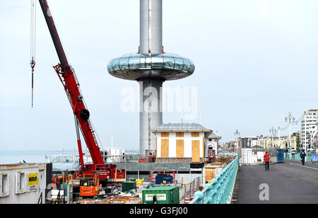 Brighton, UK. 11 Juin, 2016. Les résidents de Brighton a obtenu un premier aperçu de la British Airways j360 tour d'observation de la plate-forme de visualisation sur une courte distance jusqu'à la hausse sa colonne centrale tôt ce matin . Je l360 est la première voiture de câble vertical et passera à 450 pieds offrant une vue le long de la côte du Sussex et sur la ville de Brighton et son ouverture est prévue au plus tard cet été. Crédit : Simon Dack/Alamy Live News Banque D'Images