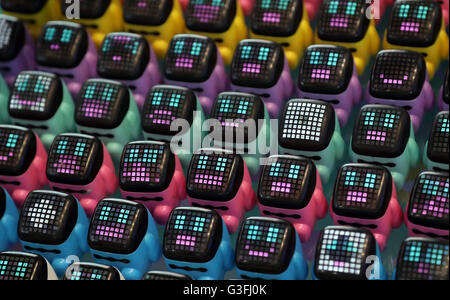 Tokyo, Japon. 10 Juin, 2016. Face à l'aide de jouet de communication caractère 'Ssmartphones mapon', produit par bouilloire jouets japonais Tomy est affiché lors de l'assemblée annuelle à Tokyo Tokyo Toy Show le vendredi 10 juin 2016. Quelque 160 000 personnes attendent pour visiter les quatre jours du salon du jouet. © Yoshio Tsunoda/AFLO/Alamy Live News Banque D'Images