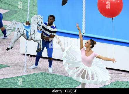 St Denis, France. 10 Juin, 2016. Artistes jouent lors de la cérémonie d'avant au Groupe un match de football de l'UEFA EURO 2016 entre la France et la Roumanie au Stade de France à Saint-Denis, France, 10 juin 2016. Photo : Marius Becker/dpa/Alamy Live News Banque D'Images