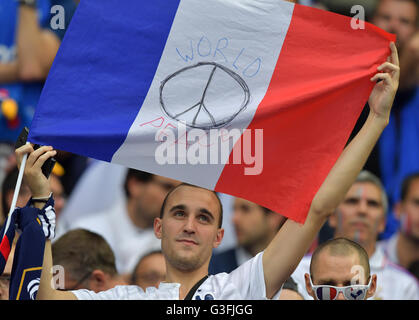 St Denis, France. 10 Juin, 2016. Un Partisans Français détient un drapeau avec un panneau "La Paix La paix dans le monde" avant le groupe un match de football de l'UEFA EURO 2016 entre la France et la Roumanie au Stade de France à Saint-Denis, France, 10 juin 2016. Photo:Peter Kneffel/dpa/Alamy Live News Banque D'Images