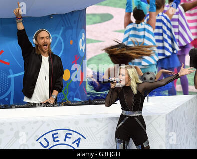 St Denis, France. 10 Juin, 2016. DJ français David Guetta (L) et le suédois Zara Larssson joue son set lors de la cérémonie d'avant au Groupe un match de football de l'UEFA EURO 2016 entre la France et la Roumanie au Stade de France à Saint-Denis, France, 10 juin 2016. Photo : Marius Becker/dpa/Alamy Live News Banque D'Images