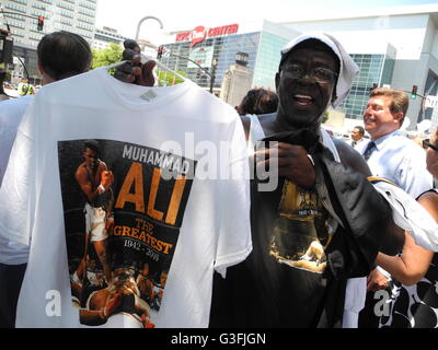 Louisville, États-Unis. 10 Juin, 2016. Un homme vente de t-shirts en face de l'KFC YUM ! Centre au cours de la procession funéraire de Muhammad Ali à Louisville, États-Unis, 10 juin 2016. Une semaine après la mort de l'légende de boxe Muhammad Ali, il est enterré dans sa ville natale de Louisville, dans le Kentucky. PHOTO : JOHANNES SCHMITT-TEGGE/dpa/Alamy Live News Banque D'Images