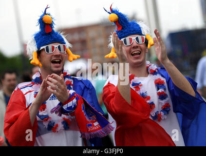 St Denis, France. 10 Juin, 2016. Les partisans de la France arriver avant le groupe un match de football de l'UEFA EURO 2016 entre la France et la Roumanie au Stade de France à Saint-Denis, France, 10 juin 2016. Photo : Marius Becker/dpa/Alamy Live News Banque D'Images