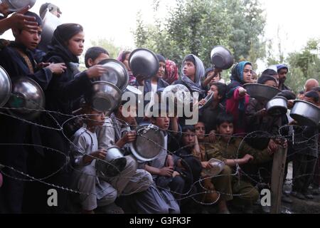 Ghazni, en Afghanistan. 10 Juin, 2016. Les enfants afghans attendre pour recevoir de la nourriture pendant le mois sacré du Ramadan dans la province de Ghazni, Afghanistan, le 10 juin 2016. Un groupe d'hommes d'affaires locaux ont été donnant de la nourriture à 200 familles pauvres dans l'est de la province de Ghazni d'Afghanistan depuis le début du Ramadan, le 6 juin. © Sayed Mominzada/Xinhua/Alamy Live News Banque D'Images