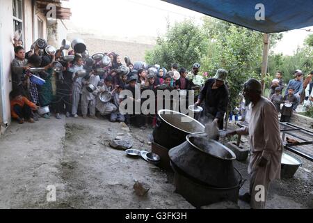 Ghazni, en Afghanistan. 10 Juin, 2016. Les enfants afghans attendre pour recevoir de la nourriture pendant le mois sacré du Ramadan dans la province de Ghazni, Afghanistan, le 10 juin 2016. Un groupe d'hommes d'affaires locaux ont été donnant de la nourriture à 200 familles pauvres dans l'est de la province de Ghazni d'Afghanistan depuis le début du Ramadan, le 6 juin. © Sayed Mominzada/Xinhua/Alamy Live News Banque D'Images