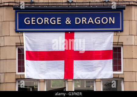 Manchester, UK. 11 juin 2016. Pub typiquement anglais se prépare pour l'Angleterre football match d'ouverture de l'Euro 2016 la concurrence. Credit : Stu/Alamy Live News Banque D'Images