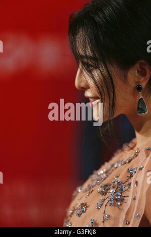 Shanghai, Chine. 11 Juin, 2016. L'actrice chinoise Fan Bingbing pose sur le tapis rouge lors de son arrivée pour la cérémonie d'ouverture de 2016 Festival International du Film de Shanghai à Shanghai, la Chine orientale, le 11 juin 2016. © Ding Ting/Xinhua/Alamy Live News Banque D'Images