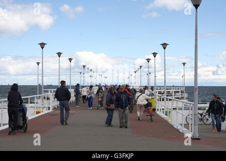 Gdansk, Pologne 11 mai, juin 2016 samedi ensoleillé mais froid à Gdansk, après quelques semaines de temps très chaud, la température a chuté à 14 aujourd'hui, degrés Celsius. Sensation de refroidissement est intensifiée par un fort vent du nord. Les gens qui marchent sur l'Brzezno pier sont vus. Credit : Michal Fludra/Alamy Live News Banque D'Images