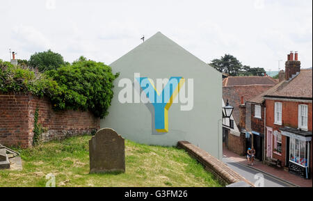 Ditchling, Sussex, UK. 11 Juin, 2016. Quatre propriétés, dans le petit village de Ditchling dans Sussex ont été peints avec les lettres T,Y,P et E pour célébrer les 100 ans d'un caractère créé par Edward Johnston pour le métro de Londres . Le Village de type a été créé par l'Orne local et le Musée des lettres restera pendant un mois cet été Crédit : Simon Dack/Alamy Live News Banque D'Images