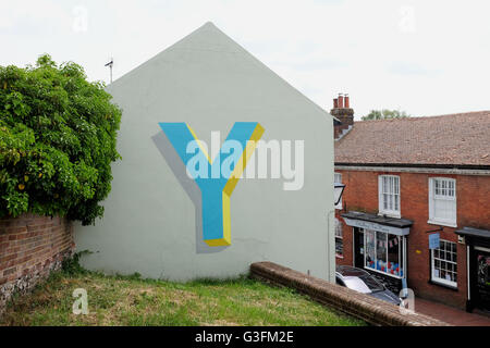 Ditchling, Sussex, UK. 11 Juin, 2016. Quatre propriétés, dans le petit village de Ditchling dans Sussex ont été peints avec les lettres T,Y,P et E pour célébrer les 100 ans d'un caractère créé par Edward Johnston pour le métro de Londres . Le Village de type a été créé par l'Orne local et le Musée des lettres restera pendant un mois cet été Crédit : Simon Dack/Alamy Live News Banque D'Images