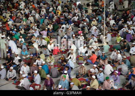 Dhaka, Bangladesh. 10 Juin, 2016. Des milliers de musulmans sont en attente de l'iftar (repas du Ramadan) dans Mukarram Baitul (La Mosquée nationale du Bangladesh). À l'intérieur de la mosquée, l'Iftar a été organisée pour tous les musulmans, pauvres ou riches de manger ensemble pendant le Ramadan. Mamunur Rashid/crédit : Alamy Live News Banque D'Images