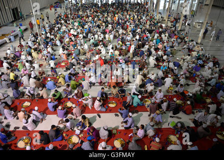 Dhaka, Bangladesh. 10 Juin, 2016. Des milliers de musulmans sont en attente de l'iftar (repas du Ramadan) dans Mukarram Baitul (La Mosquée nationale du Bangladesh). À l'intérieur de la mosquée, l'Iftar a été organisée pour tous les musulmans, pauvres ou riches de manger ensemble pendant le Ramadan. Mamunur Rashid/crédit : Alamy Live News Banque D'Images