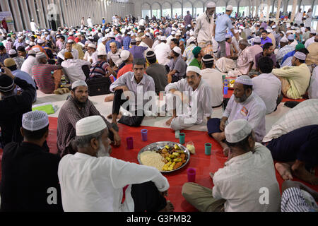 Dhaka, Bangladesh. 10 Juin, 2016. Des milliers de musulmans sont en attente de l'iftar (repas du Ramadan) dans Mukarram Baitul (La Mosquée nationale du Bangladesh). À l'intérieur de la mosquée, l'Iftar a été organisée pour tous les musulmans, pauvres ou riches de manger ensemble pendant le Ramadan. Mamunur Rashid/crédit : Alamy Live News Banque D'Images