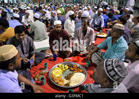 Dhaka, Bangladesh. 10 Juin, 2016. Des milliers de musulmans sont en attente de l'iftar (repas du Ramadan) dans Mukarram Baitul (La Mosquée nationale du Bangladesh). À l'intérieur de la mosquée, l'Iftar a été organisée pour tous les musulmans, pauvres ou riches de manger ensemble pendant le Ramadan. Mamunur Rashid/crédit : Alamy Live News Banque D'Images