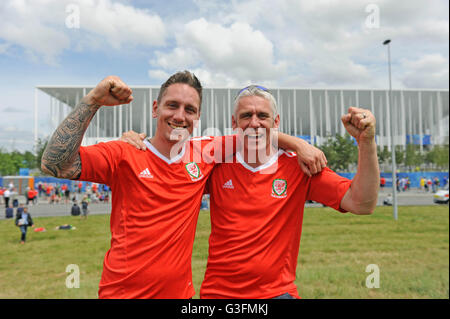 Bordeaux, France. 11 Juin, 2016. Euro 2016 - Pays de Galles v France : les fans de football gallois dans la bonne humeur en dehors du stade de Bordeaux stadium à Bordeaux en France cet après-midi avant de kick off. Credit : Phil Rees/Alamy Live News Banque D'Images