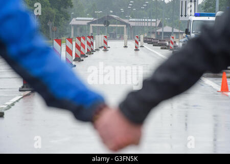 Ramstein-Miesenbach, Allemagne. 11 Juin, 2016. Les militants de la paix formant une chaîne humaine sur la rue menant vers la base aérienne américaine au cours de la 'Stopp-Ramstein' campagne en Ramstein-Miesenbach, Allemagne, 11 juin 2016. Ils manifester contre l'US-American Air Force Base et son rôle dans le drone de guerre. PHOTO : OLIVER DIETZE/dpa/Alamy Live News Banque D'Images