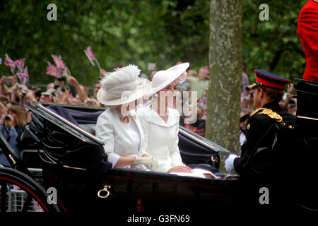 Londres, Royaume-Uni. 11 Juin, 2016. La duchesse de Cambridge, avec la duchesse de Cornwall & Prince Harry Crédit : Chris Carnell/Alamy Live News Banque D'Images