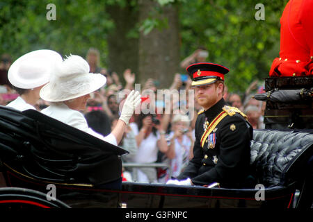 Londres, Royaume-Uni. 11 Juin, 2016. La duchesse de Cambridge, avec la duchesse de Cornwall & Prince Harry Crédit : Chris Carnell/Alamy Live News Banque D'Images