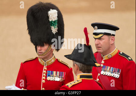 Horse Guards Parade, Londres, Royaume-Uni. 11 juin 2016. Des invités distingués et des cuivres de haut niveau arrivent et les préparatifs sont terminés pour la cérémonie de Trooping the Color. Crédit : Malcolm Park/Alay Live News. Banque D'Images