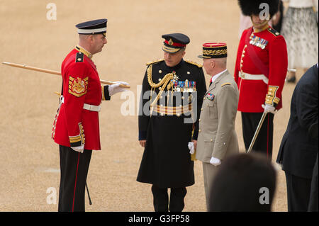 Horse Guards Parade, Londres, Royaume-Uni. 11 juin 2016. Des invités distingués et des cuivres de haut niveau arrivent et les préparatifs sont terminés pour la cérémonie de Trooping the Color. Le général de l'armée française à Kepi parle avec le sergent-major de garnison (à gauche), chargé du défilé. Crédit : Malcolm Park/Alay Live News. Banque D'Images