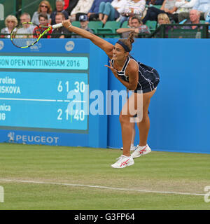 Centre de tennis de Nottingham, Nottingham, Royaume-Uni. 11 Juin, 2016. Aegon WTA Nottingham Open Day 8. Monica Puig de Puerto Rico qui servent dans la demi-finale qu'elle perd à Karolina Pliskova de République tchèque en 2 groupes à la demi-finale : l'action de Crédit Plus Sport/Alamy Live News Banque D'Images